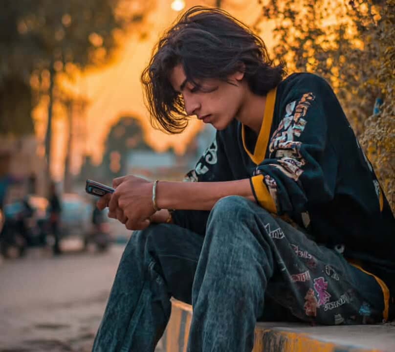 ورچوئل دنیا کے قیدی: سوشل میڈیا اور نوجوان نسل